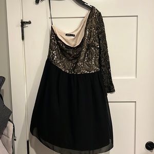 Perfect holiday party, on sleeve dress! Super flattering